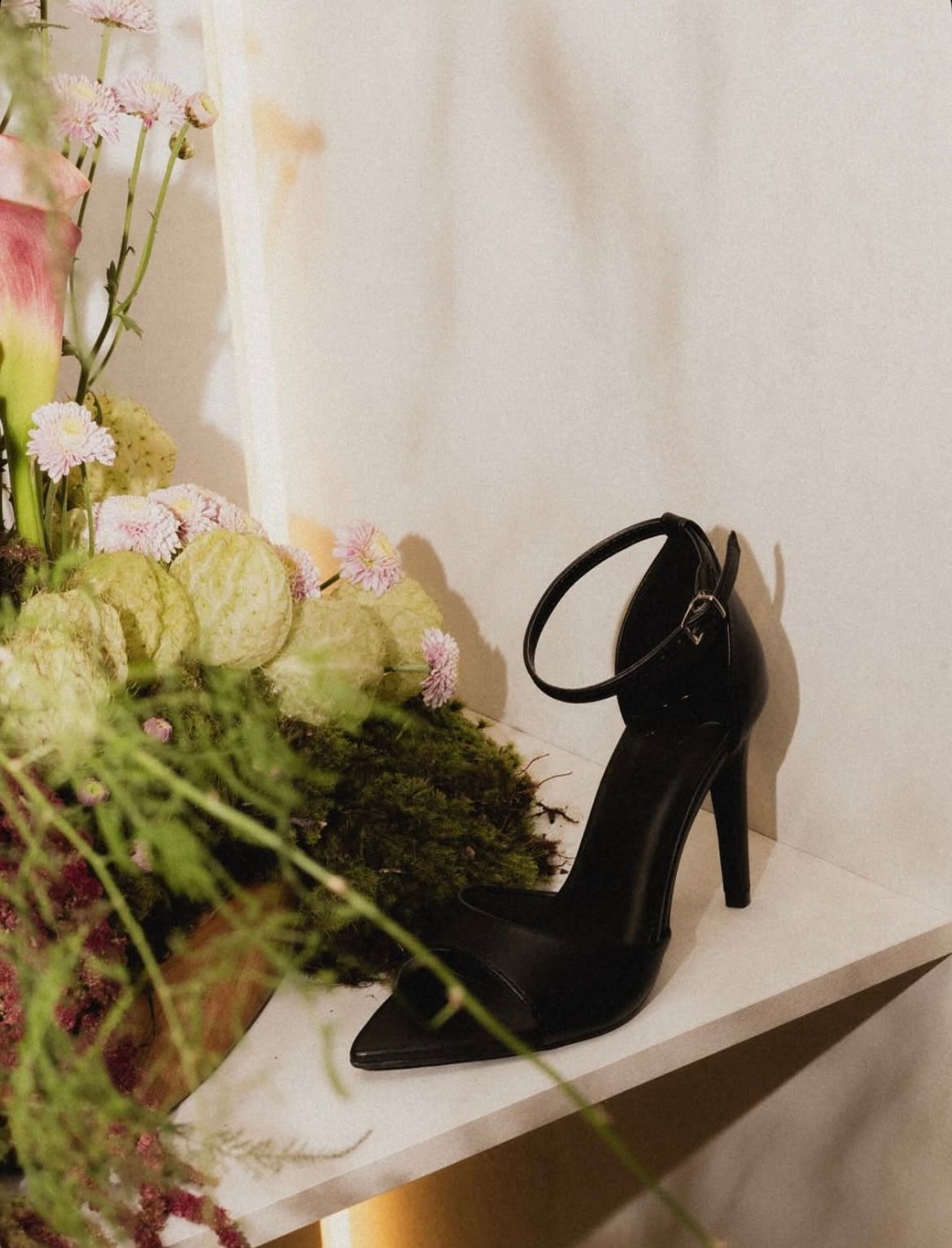 Composição floral para campanha editorial
